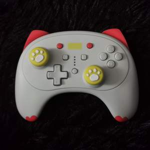 Säljer dessa söta paw thumb grips som passar Nintendo Switch kontroller och joycons. Exempel på bild 1. ☁️⚠️ KONTROLLER INGÅR EJ. ⚠️☁️ Frakt ingår i priset. ☁️ Med köp av annat tar jag dessa för 15kr. (Läs bio för mer info) 