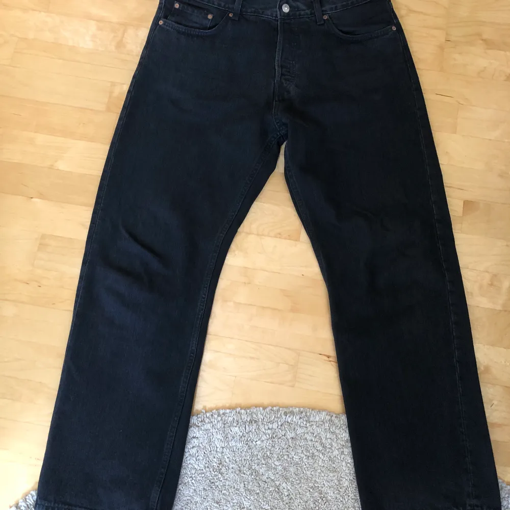 Säljer dessa svarta jeansen från weekday i storlek 32/30. Passar mig som är 180, väger 75. Fitpic i pm. Använda en del men de är i fint skick. Pris: 200kr. Jeans & Byxor.