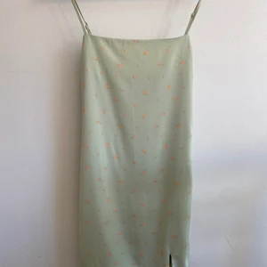 Klänning - Super söt sommarklänning, aldrig använd. Köparen står för frakt💗