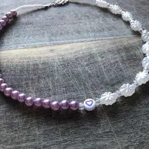 Handgjort halsband med halva lila, halva vit 😍 betalning via swish 🌙