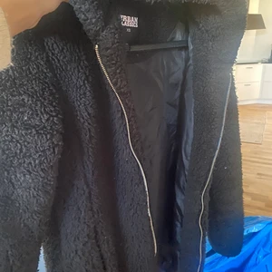 Svart teddykappa - En mysig svart teddyjacka, använd fåtal gånger därav fint skick. 🦋