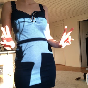 ribbad klänning från urban outfitters  - superfin kort och tajt klänning från urban outfitters! aldrig använd så bra kvalite! den är ribbad och töjbar så skulle nog passa xs-m ungefär!