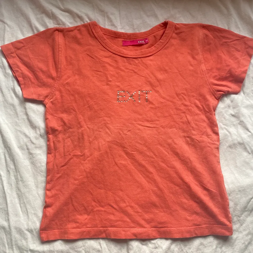 Fin basic baby tee med kristaller! Inga kristaller saknas. Passar mig som S men skulle sita lösare på en XS. (Barnstorlek 8/9år). Från märket: Exit. Köparen står för frakt! Kram ❤️🥰. T-shirts.