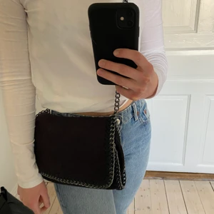 Svart väska  - Super fin trendig svart väska med kedja. Väldig fint skick då den endast används några gånger 