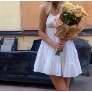 Zara klänning  - Super fin somrig klänning från zara som är helt slutsåld! Klänningen är aldrig använd och säljer den åt min syrra då den inte passa henne💕💕 storlek S! Bilderna är lånade så kom privat för fler❤️