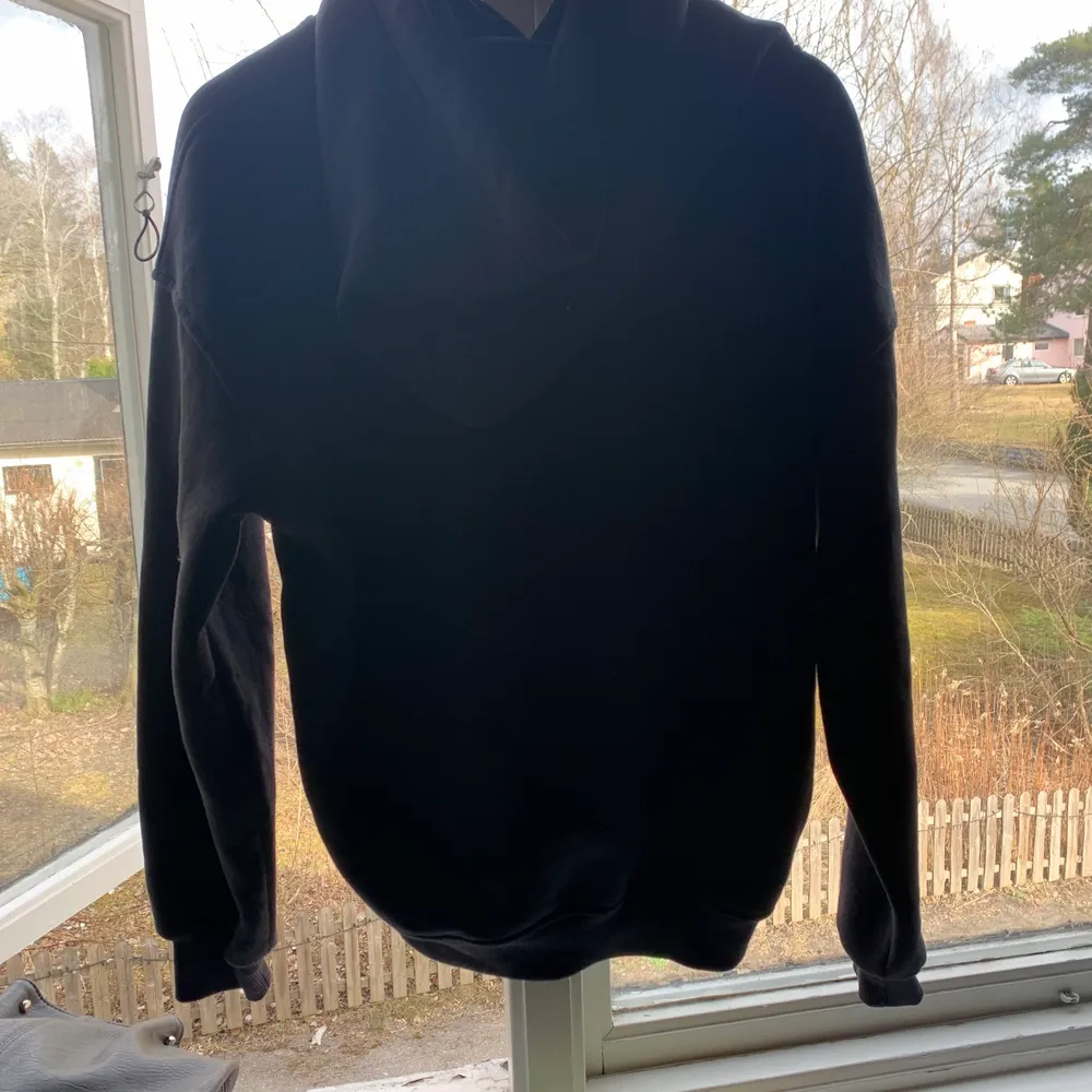 Skön svart hoodie från bok bok som nästan aldrig använts. Nypris 299. Köparen står för frakt om man väljer leverans🤍🌟.. Tröjor & Koftor.