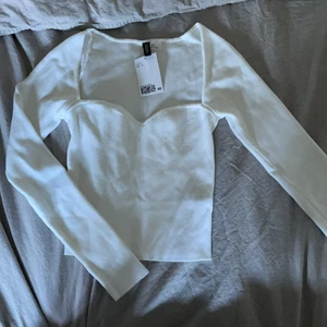 Vit tröja hm - Säljer min vita tröja från hm pga för liten storlek, aldrig använd💕 köparen står för frakt