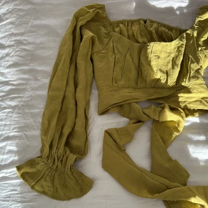 Omlott croptop  - 💌 Fraktkostnad kan ändras - skickar även med spårbar frakt eller i större paket om du vill köpa flera kläder samtidigt 💌