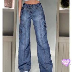 Coola jeans med y2k vibes. Oanvända med lapp kvar och nypris var 400kr. Köparen står för frakt om man väljer leverans💫🤍.