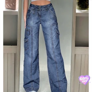 Y2k jeans  - Coola jeans med y2k vibes. Oanvända med lapp kvar och nypris var 400kr. Köparen står för frakt om man väljer leverans💫🤍.