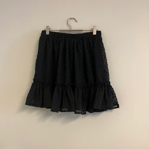 Kjol - Säljer denna underbara kjol som är väldigt stilren och passar till alla slags olika tillfällen, men perfekt nu till sommaren💗☺️