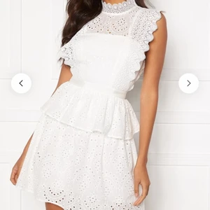 	Olivia Crochet Dress, studentklänning - 	 Olivia Crochet Dress white köpt från bubbelroom, nypris 999kr, ALDRIG använd, prislappar finns kvar. Storlek 32. Köparen står för frakten. Helt slut på hemsidan och de skriver att den ej kommer in igen.