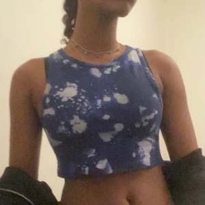 Bikbok crop topp strl S - En tie dye mörk blå crop topp i storlek S. Köpt i somras har använt 2 gånger. Pris går att diskutera☀️