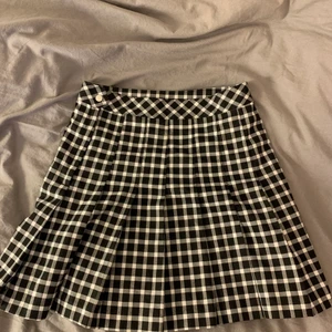 Rutin kjol - Svart/vitrutig veckad kjol från h&m! sitter högmidjat men kan vikas ner. skriv för bilder/mått/detaljer, pris kan diskuteras! 💋