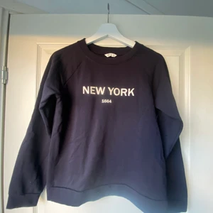 Marinblå tröja  - Marinblå långärmad köpt på Cubus. 55% bomull, 45% polyester. Är i bra skick. Hojta om det önskar bättre bilder eller mer information!💚☺️