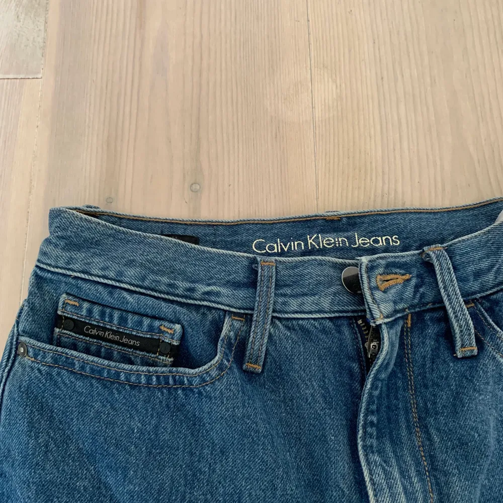Ett par Calvin Klein jeans i W27 och L32. Straight leg och high waist. Aningen croppade på mig som är 177cm. Hämtas i Stockholm/Uppsala, annars står köpare för frakt!. Jeans & Byxor.