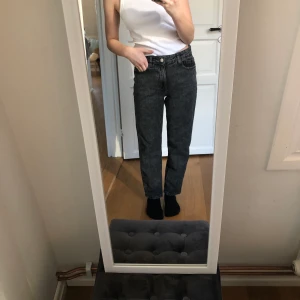 Zara jeans - Jeans ifrån zara i storlek 36 🤩 använda fåtal gånger!! Säljer för 150kr plus frakten som kostar 66kr 🙏🏻