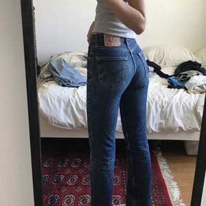 Mörkblå Levis jeans i modell 501! Jättesnygga men tyvärr för små för mig. Köpta här på Plick (lånade bilder)