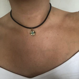 Halsband 90’s - Egengjort halsband med hänge. Ställbar storlek 