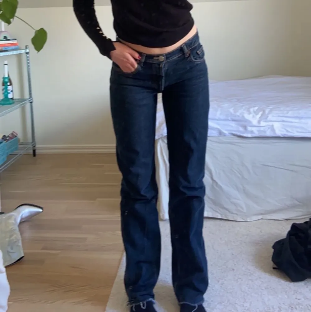 Populära jeansen från zara med lägre midja. Avklippta för att passa mig som är 171cm. Storlek 38 men tycker de är mer som 36.. Jeans & Byxor.