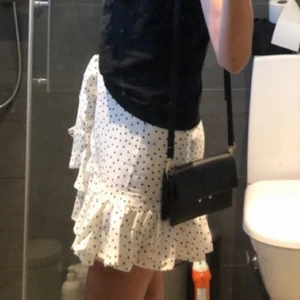 Kjol från shein med knyte strl xs - Använd Max 2 gånger. Dragkedja och knyte på vänstersidan av kjolen