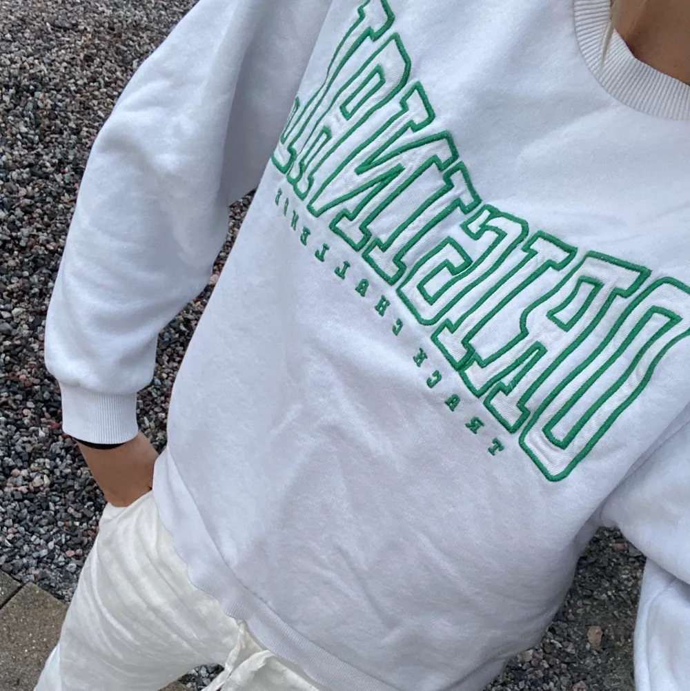 Sweatshirt med ett grönt original tryck på bröstet😻💓. Hoodies.