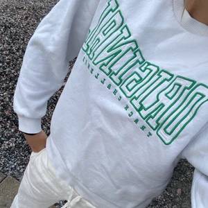 Sweatshirt  - Sweatshirt med ett grönt original tryck på bröstet😻💓