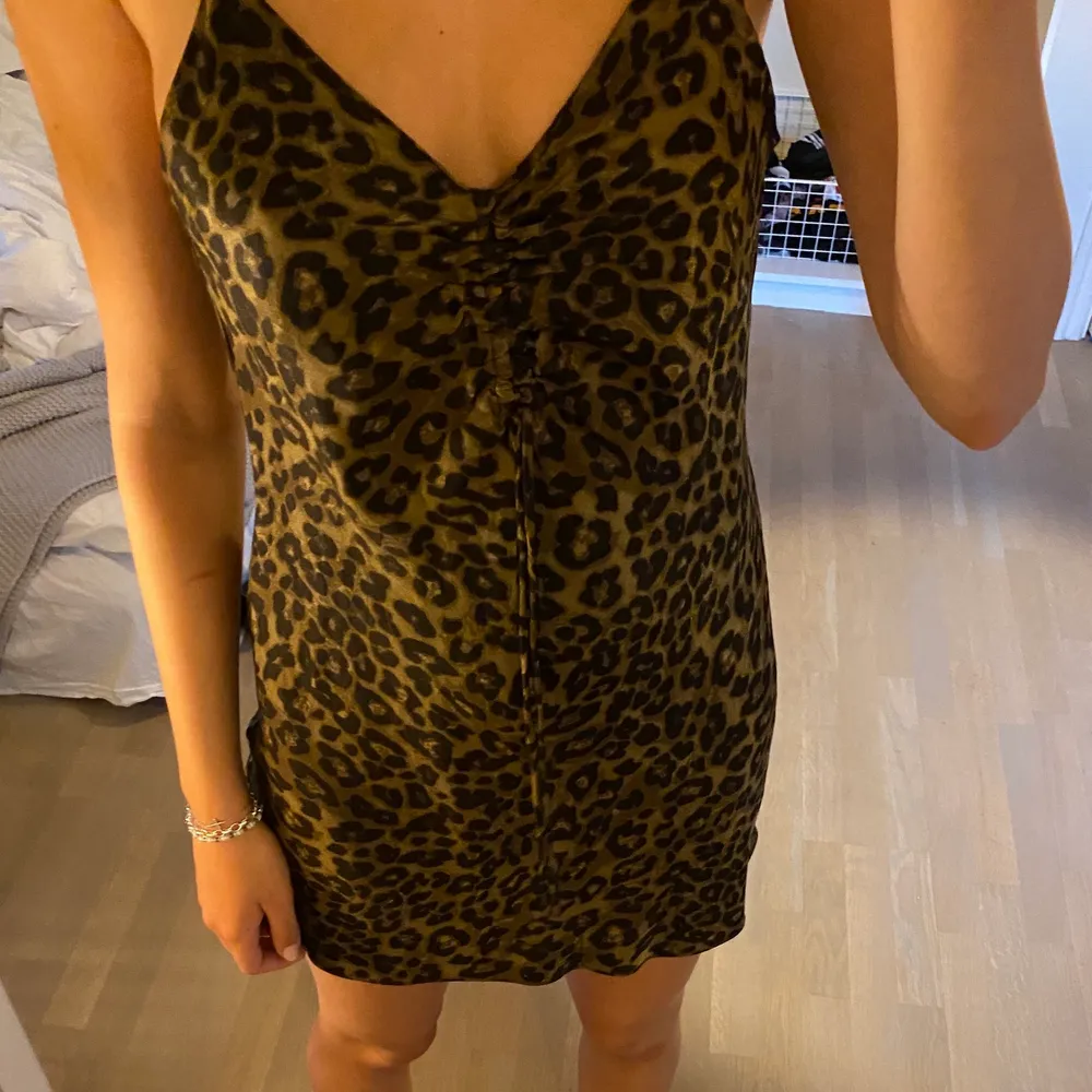 Fin zara klänning med leopardmönster, köp direkt för 250kr 💓💓. Klänningar.