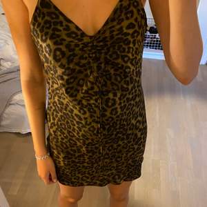 Fin zara klänning med leopardmönster, köp direkt för 250kr 💓💓