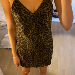 Zara klänning - Fin zara klänning med leopardmönster, köp direkt för 250kr 💓💓