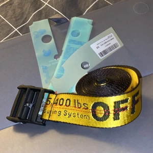 OFF-WHITE BELT - Hej! Jag säljer mitt helt oanvända Off-White bälte, äkta såklart- på grund av att jag inte har på mig sån stil av bälten! Fick det i en heatbox tillsammans med en heron preston Hoodie och en Off-White keps som också finns i min profil!  Kontakta mig!