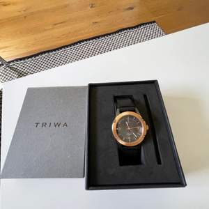Triwa klocka som knappt blivit använd, Max 3 ggr. Läderarmband. Nypris 1400:- Medföljer originalförpackning. 