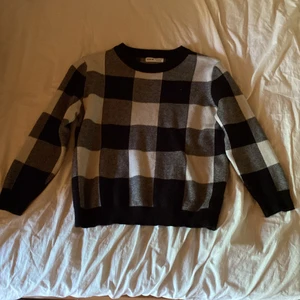 SHEIN stickad tröja - Lite Stockholmsstil den är 1 år gammal men den är använd typ 10 gånger och den är ny tvättad