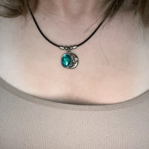 Halsband  - Ett väldigt fint halsband med en måne skriv vid intresse 