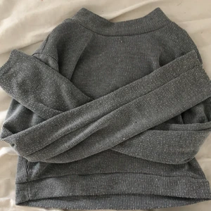 Randig tröja  - Säljer denna randiga tröja, andvänt kanske 2/3 gånger. Super fin men kommer inte till andvändning. Om du är intresserad kontakta mig. Köpare står för frakt 💕 