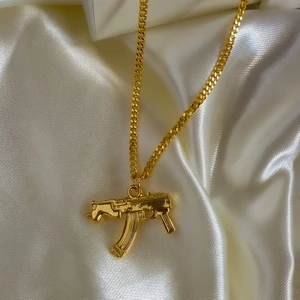 Pistol Halsband  - Pistol Halsband 18k ren guldpläterad. Helt ny och oanvänt. Unisex, passar på allt. 16tum i längden. Handgjorda. Betalar med swish/ plick 