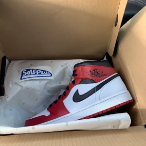 Nike Jordan 1  - Jordan 1 Chicago säljes . Använda fåtal gånger så är i kanon skick.  Storlek 45