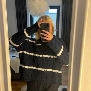 Stickad tröja från zara - En helt oanvänd v-ringad stickat tröja från zara med lapp kvar. Ej använd pga passarbinte mig! 