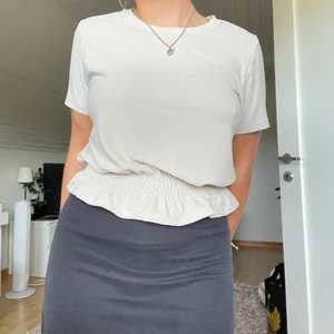 Beige topp  - En beige super snygg topp från Gina. Lite glansigt material. Resår i midjan. Storlek M men skulle säga passar xs/s lika bra. Jag är en S för referens