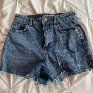 Jeansshorts från Zara. Använd 2 gånger men säljer då det var för stora för mig. Bra skick.