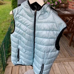 Väst - I skick som ny. Stl. L, liten i storleken.