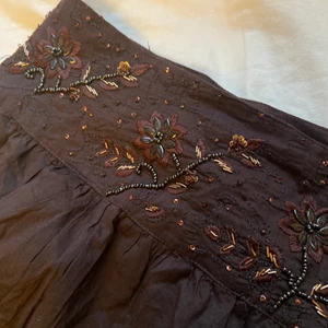 Brun kjol - Säljer denna assnygga kjolen som tyvärr är för stor! Köparen står för frakt💕 