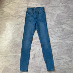 Molly jeans xs/s - Gina tricot, high waisted Molly jeans. Helt oandvända. Storlek xs/s
