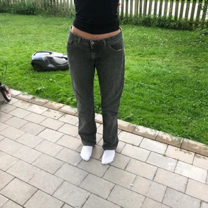 Low waist jeans - Superfina lågmidjade jeans från replay som tyvärr inte kommer till användning längre. Storleken är: W31, L34. Färgen är blå/grå och de sitter superfint och lågmidjat i midjan och blir lätt utsvängda nertill. Om många är intresserade blir det budgivning😊🥰