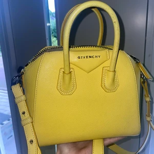 Givenchy antigona small - Jätte snygg givenchy  väska som rymmer ALLT! Perfekt vardagsväska. Väl använd, inget fel på den bara lite defekter i färgen (se bilder). 