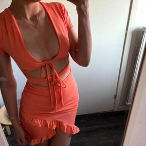 Säljer denna snygga orangea klänningen!!💕 (mer åt neon färg i verkligheten). Volang nedtill med snörning på två ställen ⚡️ Köptes till studentveckan men den användes tyvärr aldrig så den är HELT oanvänd🤍 storlek 34/XS  120kr, om den ska skickas: frakt 42🫶🏼