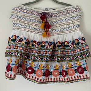 Volangkjol - Volangkjol mes coola detaljer och snörning i midjan, knappt använd💓