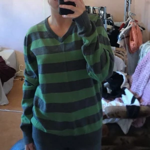 brandy liknande tröja! - säljer denna brandy liknande randiga tröjan. den är ifrån märket ”by identity”. Den är väldigt stor för mig som är 163, så den är runt en M