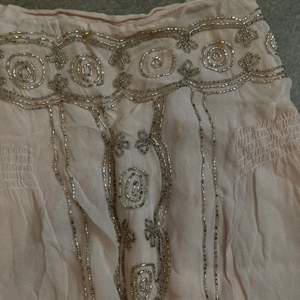 Så fin vintage kjol från Noa Noa i nyskick som tyvärr aldrig kommit till användning. Jättefina detaljer och utsmyckningar. Det är bara att skicka ett meddelande för fler bilder eller vid frågor💗💗