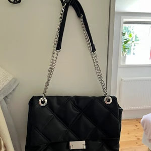 Väska  - Helt oanvänd väska från Zalando, säljer då den aldrig kom till användning💞